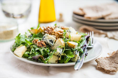 green salad with pears blue cheese