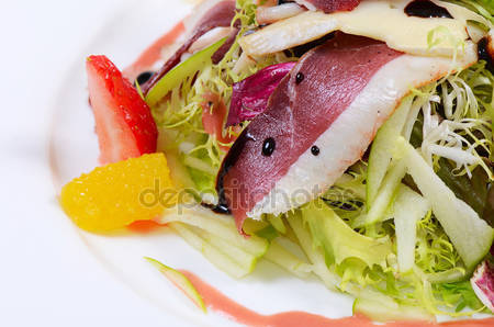 photo salad with smoked duck breast